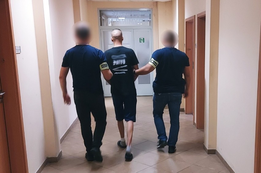 Tomaszowscy policjanci zatrzymali złodzieja, który włamał się do sklepu na targowisku. Ukradł 100 zł...