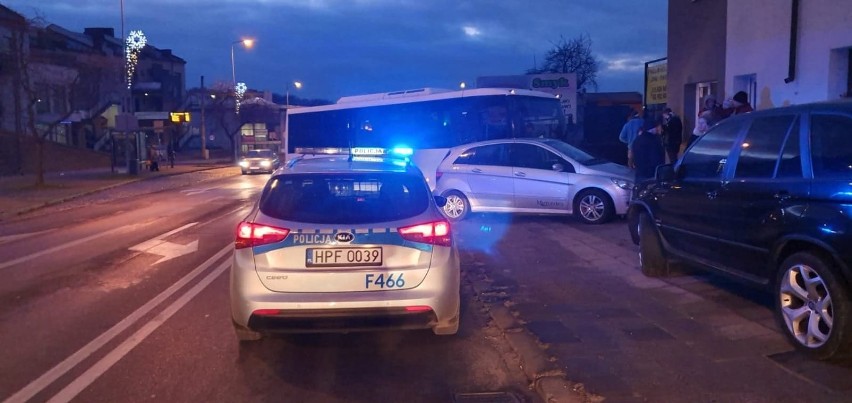 Wypadek na ulicy Piastowskiej w Radomsku. Zderzenie samochodu osobowego z autobusem