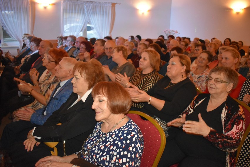 Dzień Kobiet w Tomicach. Anastazja i Piotr Nowakowie podbili serca publiczności zgromadzonej w sali GCK [ZDJĘCIA, WIDEO]