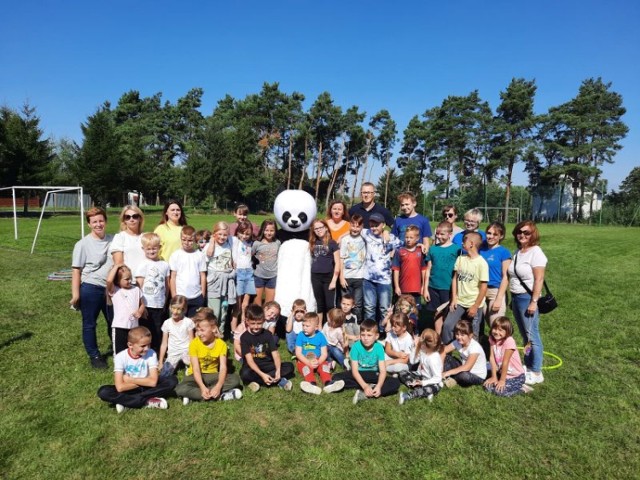 Uczniowie ze Stępowa i Zakrocza wzięli udział w zabawach ruchowych i konkursach manualnych