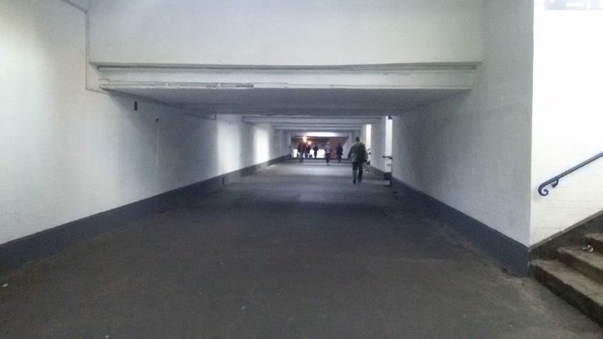 Tunel pod dworcem PKP pomalowano. Niestety, nie cały