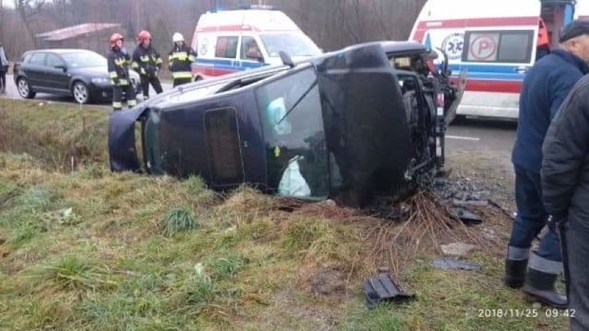 Pięcioosobowa rodzina w szpitalu po wypadku we wsi Trzycierz