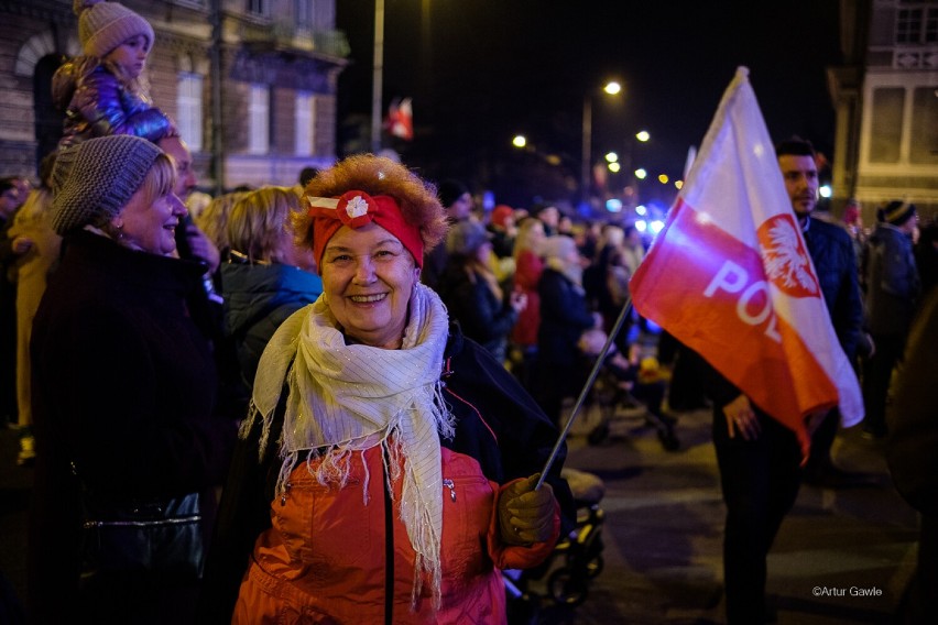 Tarnów. Tłumy tarnowian zebrały się na ulicy Mickiewicza. Patriotyczne śpiewanie przed Teatrem 11 listopada 2021 [ZDJĘCIA]