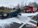 Brzesko. Dachowanie bmw na DK75 koło Brzeska, są utrudnienia dla kierowców w Gosprzydowej, kierowcy nic się nie stało [ZDJĘCIA]