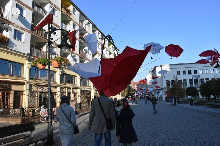 Wiatr zrobił swoje, wandale dołożyli i świąteczna dekoracja zniszczona w Legnicy [ZDJĘCIA]