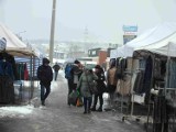 Targowisko w Starachowicach w sobotę, 2 kwietnia w zimowej szacie. Jak wyglądał handel? Zobacz zdjęcia