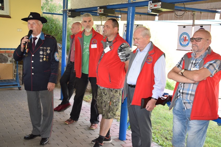 Dwadzieścia jeden zespołów CKiW OHP z całej Polski bierze udział w zawodach sportowo - strzeleckich w Pleszewie