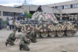 Piknik militarny w Żukowie. Prezentacja ciężarówki, wojenne inscenizacje i przejażdżki czołgami