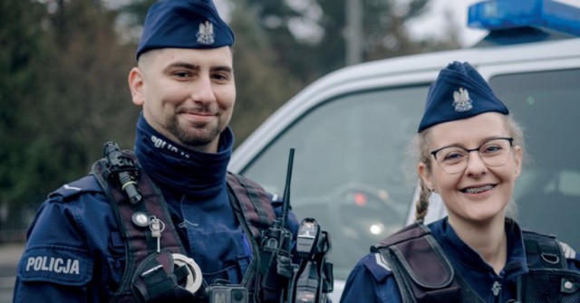 Kadry z serialu "Policjanci z sąsiedztwa" - zdjęcie przedstawia nowotomyskich funkcjonariuszy biorących udział w filmie!