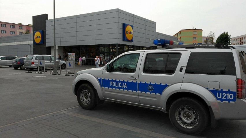 Alarm bombowy w sieci Lidl. Policjanci sprawdzali sklepy w Kaliszu [FOTO]