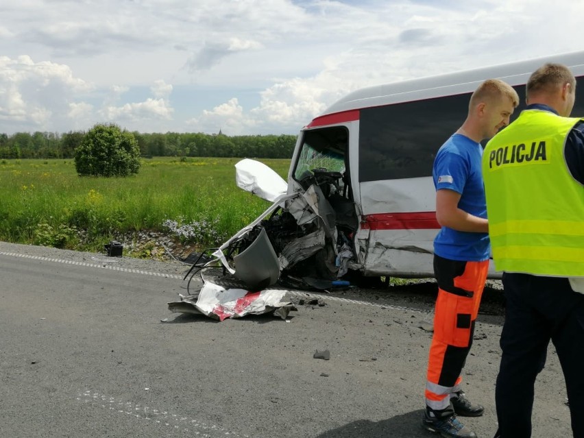 Podhale. Czołowe zderzenie busa pasażerskiego z osobówką [ZDJĘCIA]