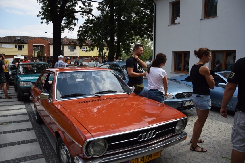 W Pruszczu Gdańskim na starcie "Rajdu za Dychę" stanęło blisko 30 samochodów. Było co oglądać! |ZDJĘCIA