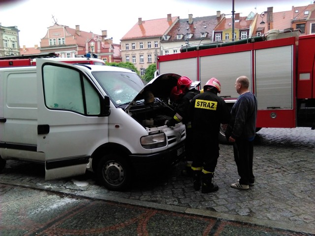 Pożar samochodu na Rynku w Wałbrzychu. Strażacy mieli problem z dotarciem do płonącego pojazdu, bo nie miał kto opuścić słupków na ul. 1 Maja