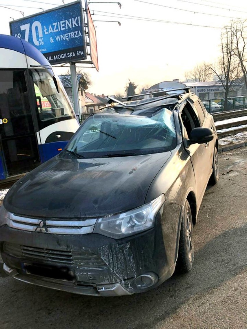 Poranne wypadki w Krakowie. Samochód potrącił kobietę przy ul. Starowiślnej, kolizja na ul. Wielickiej [ZDJĘCIA]