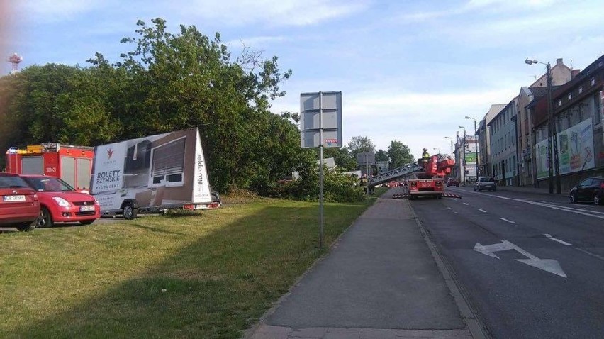 Silny wiatr przeszedł przez nasz region. Konar drzewa spadł na dwa samochody