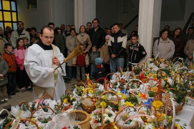 Diakon święci pokarmy w Ołtarzewie