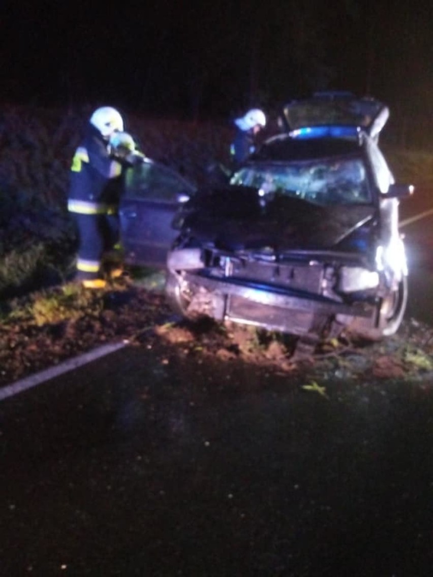 Dachowanie samochodu między Gwieździnem a Rzeczenicą. Kierowca przepadł jak kamień w wodę