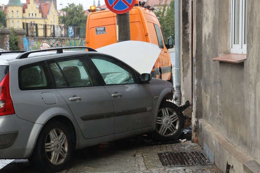 Wypadek na ulicy Kartuskiej w Legnicy [ZDJĘCIA]