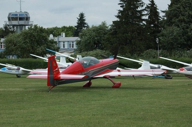 Piloci-akrobaci w Lesznie [ZDJĘCIA]

Royal Jordanian Falcons to jedna z głównych atrakcji tegorocznego pikniku szybowcowego w Lesznie. Piloci tej grupy, którzy w weekend zaprezentują wszystko, co najlepsze w akrobacjach lotniczych, wczoraj wraz ze swoimi maszynami pojawili się w Lesznie.