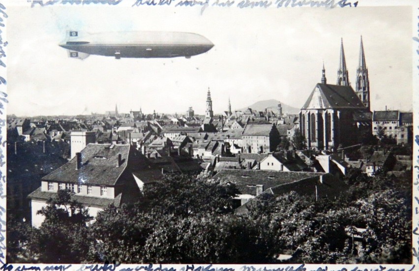 "Wizytę" Zeppelina uwieczniono na wielu fotografiach.