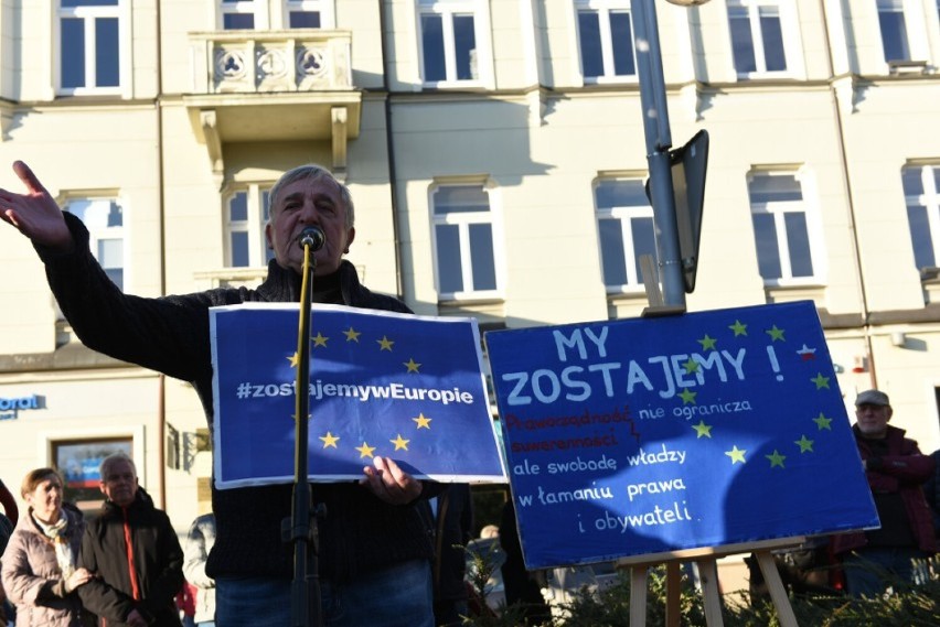 Mieszkańcy Częstochowy manifestowali pod hasłem "My zostajemy w Unii". Protestujący zgromadzili się pod biurem poselskim PiS