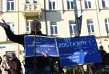 Mieszkańcy Częstochowy manifestowali pod hasłem "My zostajemy w Unii". Protestujący zgromadzili się pod biurem poselskim PiS