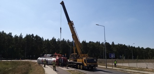 Aktualizacja [g. 12.10] Jak się dowiedzieliśmy, jest świadek zdarzenia, który relacjonował, że kierowca cysterny nie jechał zbyt szybko, a mimo to pojazd przeważyło. Kierowca jest trzeźwy. Na czas usuwania cysterny z jezdni, ulica Chemiczna zostanie zamknięta.

W sobotę (24 sierpnia) przed godz. 11 bydgoscy strażacy otrzymali wezwanie na ulicę Chemiczną do przewróconej cysterny, która na szczęście nie przewoziła chemikaliów. - To wóz asenizacyjny, czyli przewożący szambo - mówią strażacy. Miejsce zabezpieczają dwa zastępy straży pożarnej oraz policja. 

O szczegółach czytaj na kolejnych stronach. Wystarczy przesunąć zdjęcie gestem lub nacisnąć strzałkę w prawo.

Flash INFO odcinek 29
