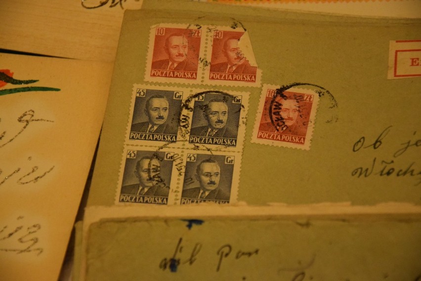 Na kopertach można zobaczyć znaczki z Bolesławem Bierutem.