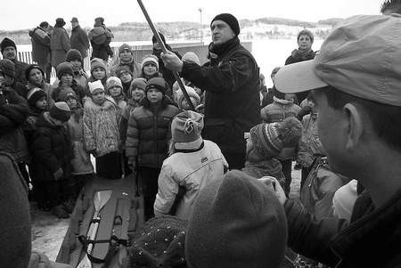 Wielkie zainteresowanie wśród dzieci wzbudził pokazywany przez ogniomistrza Mroczyńskiego sprzęt ratowniczy. Foto MACIEJ STRZELIŃSKI