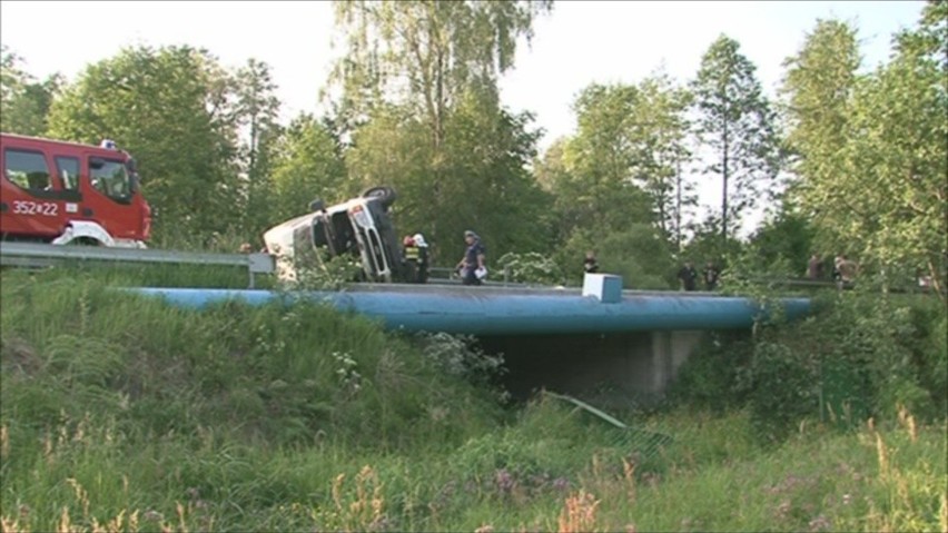 Dudki: Wypadek busa na drodze Częstochowa-Łask. Osiem osób rannych, dwie są w cieżkim stanie