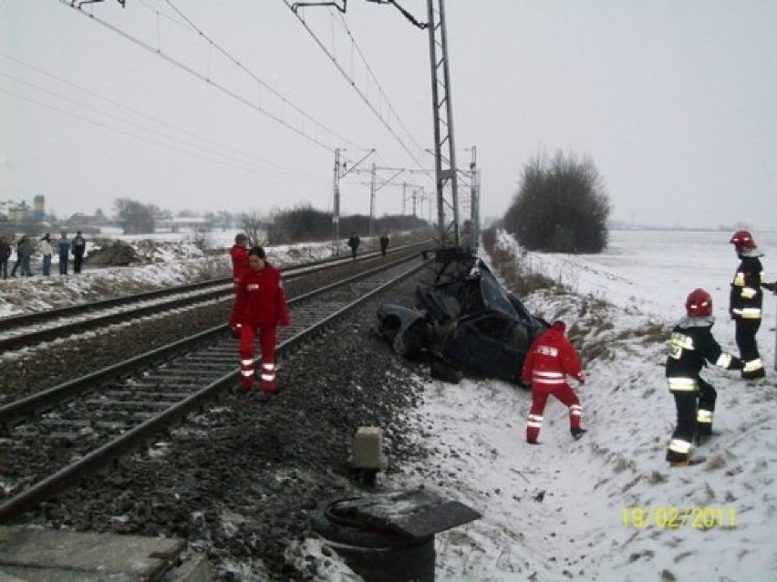Spoza miasta: Samochód zmiażdżony przez pociąg na przejeździe w Słupcy