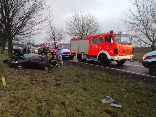 W czwartek na drodze krajowej nr 20 koło Piaszczyny (gm. Miastko), kierowca forda stracił panowanie nad pojazdem i uderzył w drzewo. Autem podróżowały cztery osoby. Odniosły niegroźne obrażenia. 

Jesteś świadkiem wypadku? Daj nam znać! Poinformujemy innych o utrudnieniach. Czekamy na informacje, zdjęcia i wideo!

■ Przyślij je na adres alarm@gp24.pl
■ Wyślij za pomocą naszego Facebooka:GP24

Masz informacje? Redakcja Głosu Pomorza i GP24.PL czeka na kontakt