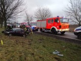 Wypadek koło Piaszczyny. Samochód uderzył w drzewo (zdjęcia) 
