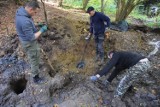 Rewelacyjne odkrycie w lesie w Sufczynie koło Birczy. Ok. 100 kg fragment skrzydła samolotu Liberator z II wojny światowej [ZDJĘCIA]