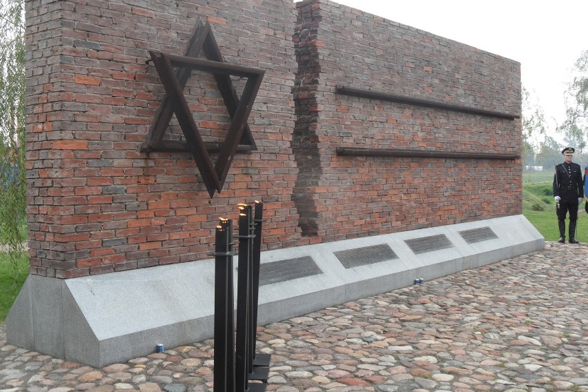 Hołd przed pomnikiem zamordowanych częstochowskich Żydów [ZDJĘCIA]