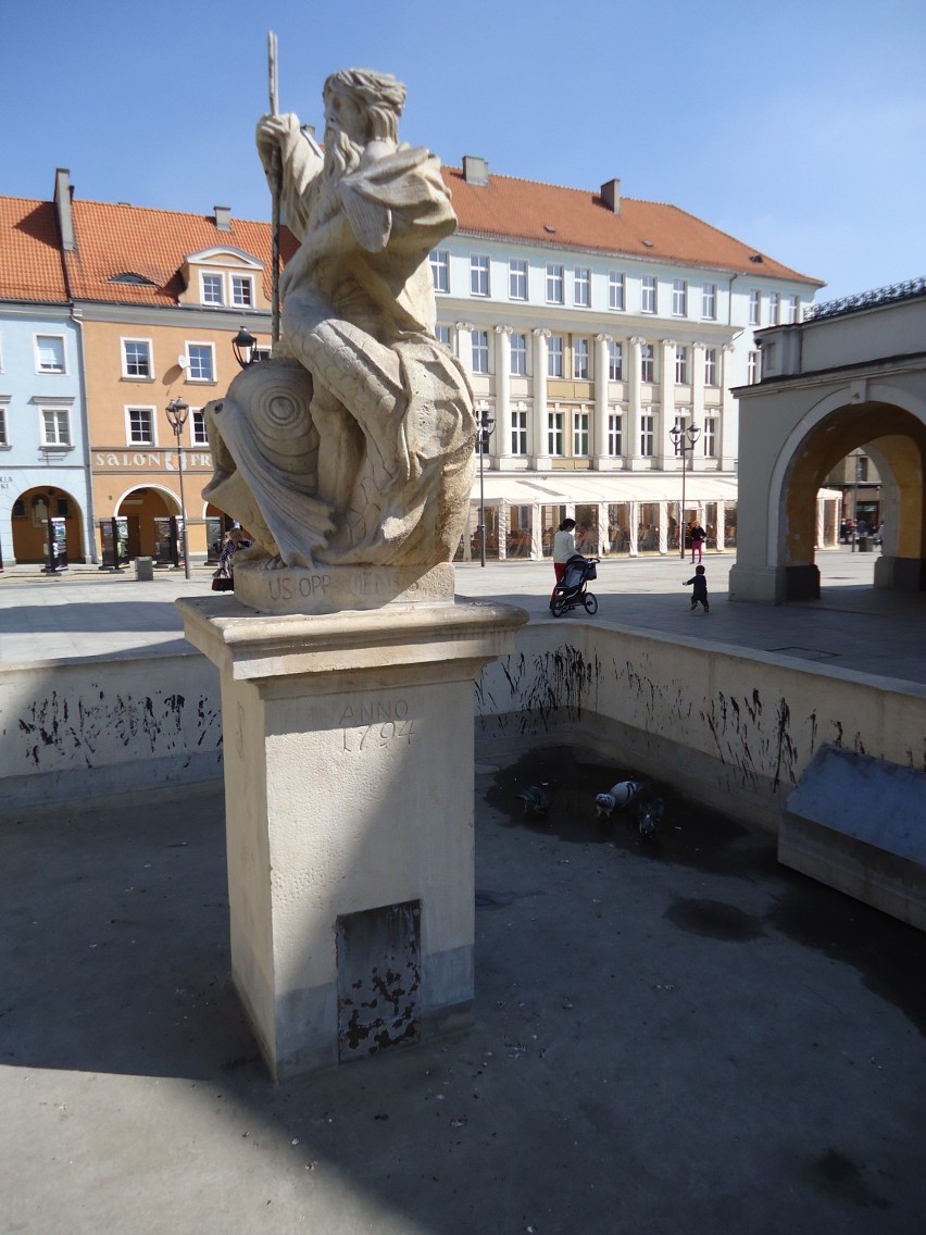 Brudna fontanna z Neptunem na rynku w Gliwicach