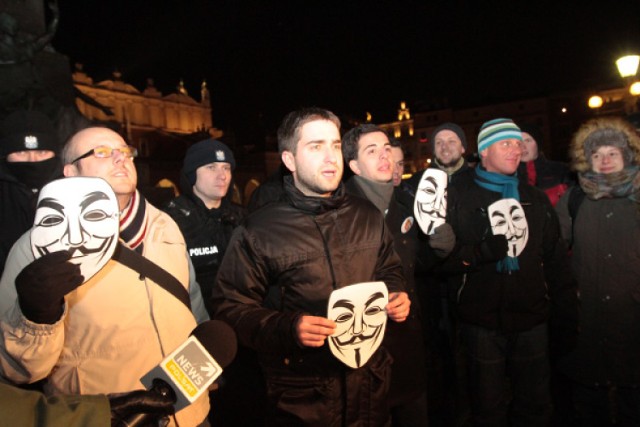 Grupa młodych osób próbowała założyć maskę Anonymous na pomnik ...