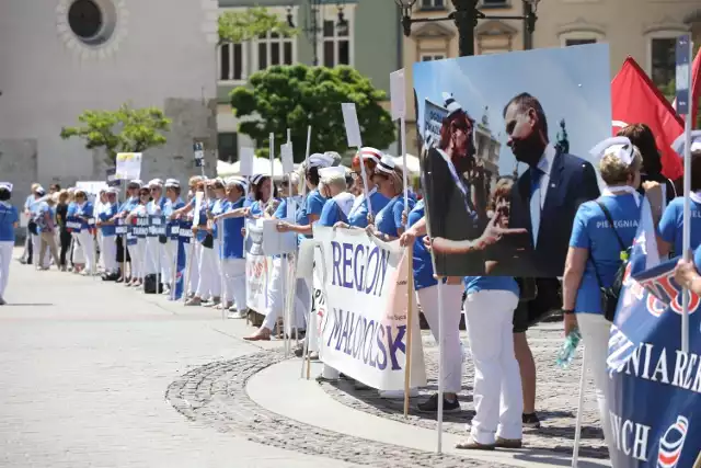 Pielęgniarki z gorlickiego szpitala protestowały w Krakowie, teraz pojadą do Warszawy