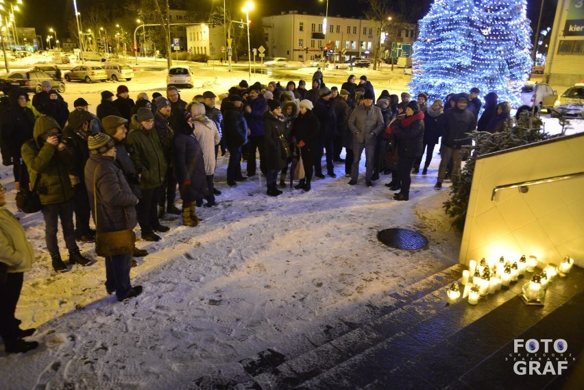 Milczący protest w Puławach. Mieszkańcy zapalili światła dla Pawła Adamowicza (ZDJĘCIA)