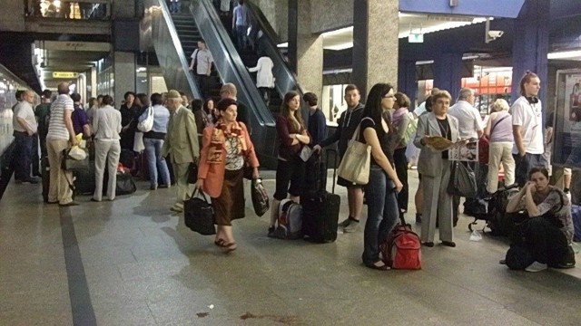 Podróżni niecierpliwie oczekiwali na pociąg.