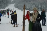 Zawody na starym sprzęcie narciarskim w lany poniedziałek na Kalatówkach