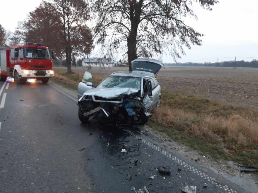 Wypadek w Cetkach koło Rypina. Spłonęło osobowe auto [zdjęcia, 19.11.2022]