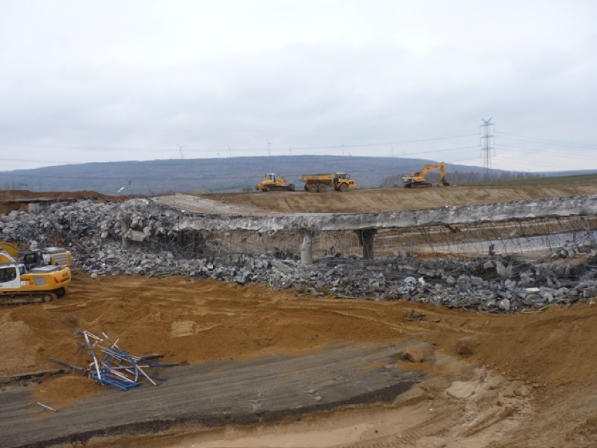 Radomsko: trwa wyburzanie wiaduktów w Dobryszycach i Kamieńsku nad autostradą A1 [ZDJĘCIA, FILM]