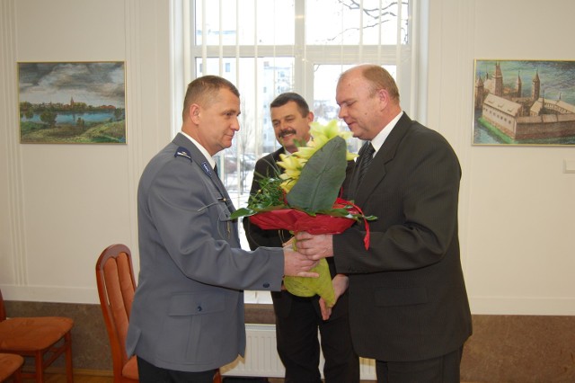 S. Marchlewski odbiera list gratulacyjny i kwiaty