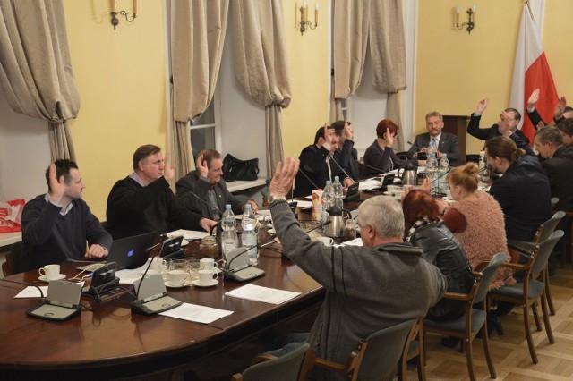 Rada Miejska w Łowiczu głosuje upoważnienie burmistrza Krzysztofa Kalińskiego do złożenia wniosku o unijne dofinansowanie modernizacji oczyszczalni ścieków