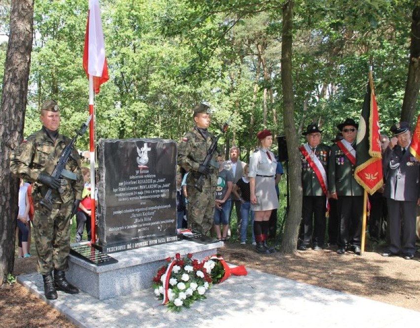 Pomnik to hołd pamięci dla wszystkich członków organizacji niepodległościowych „Skrusz Kajdany” i „Biała Róża” [ZDJĘCIA]