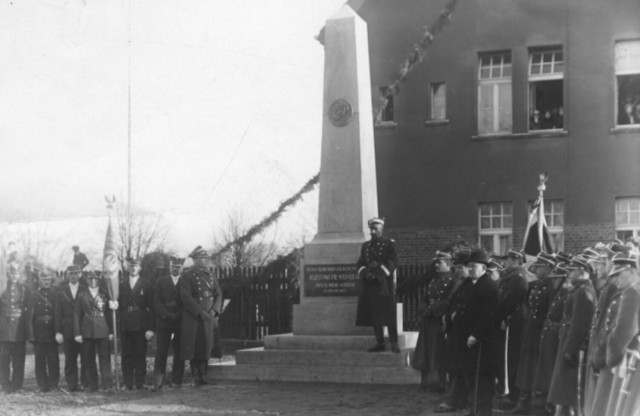 Święto Niepodległości 2022. Śladami marszałka Józefa Piłsudskiego w Pleszewie. Jest pamiątkowa tablica. Był nawet pomnik