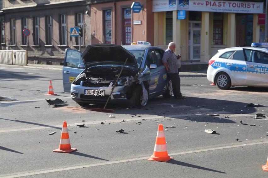 Wypadek na ulicy Kartuskiej w Legnicy [ZDJĘCIA]