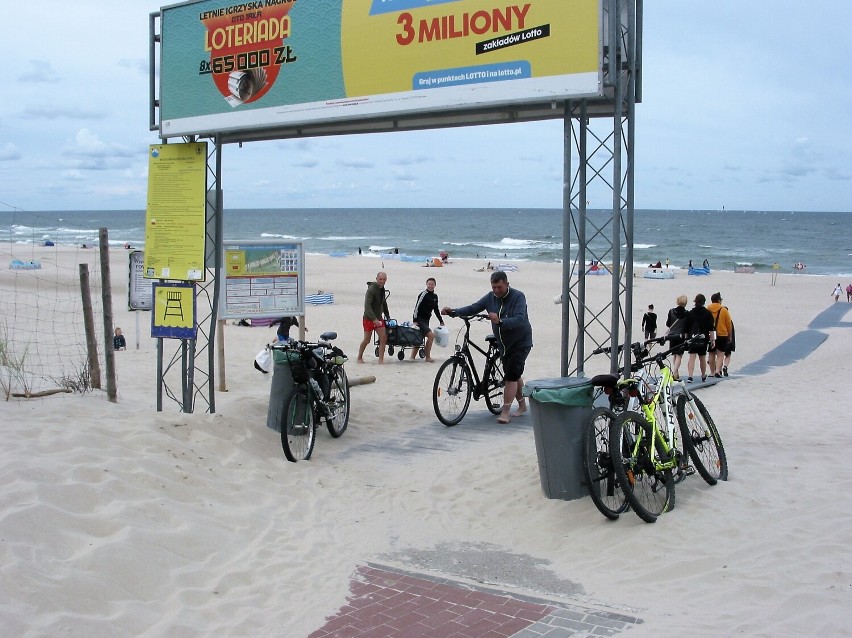 Urokliwy widok zachodniej plaży w Ustce przy wejściu nr 2