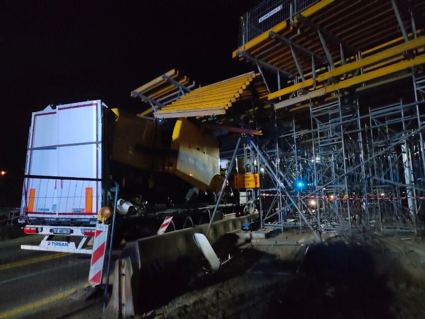 Wypadek w Dąbrowie Górniczej na DK1. Tir zahaczył o konstrukcję budowanego wiaduktu w Ujejscu. Zobacz ZDJĘCIA. Droga była zablokowana
